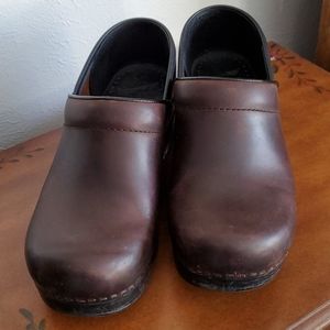 Dansko Profesdional Leather Clog Sz 39 Dark Brown